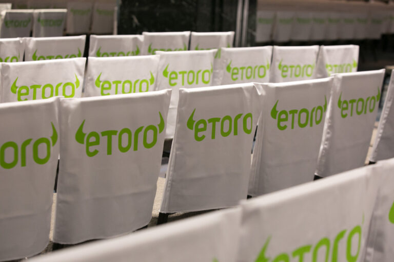 DeFiがベーシックインカムと金融包摂に挑む──eToroがユニークな取り組み