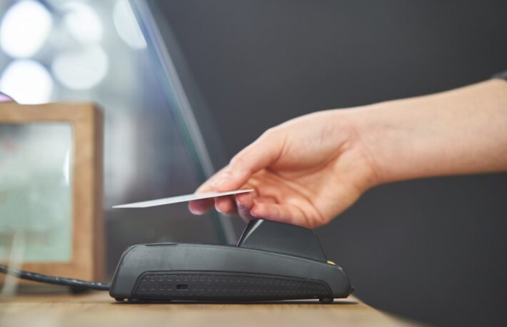 コロナ禍“非接触”で注目、クレジットカードの「タッチ決済」とは?使えないカードもある?【コンタクトレス】