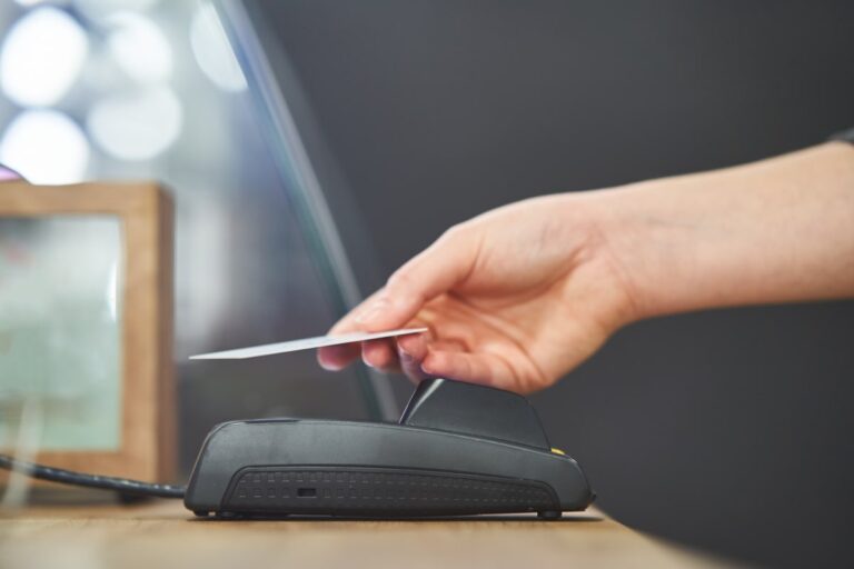 コロナ禍“非接触”で注目、クレジットカードの「タッチ決済」とは?使えないカードもある?【コンタクトレス】