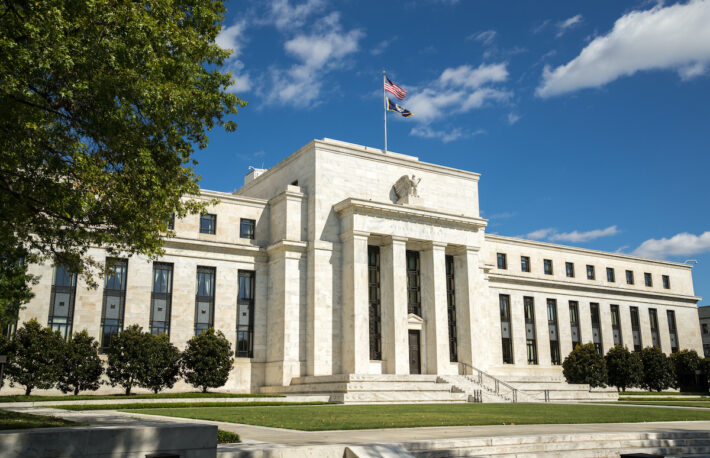 FOMC:経済回復ペースは減速、低金利と債券購入を維持──ビットコインは一時3万ドル割れ