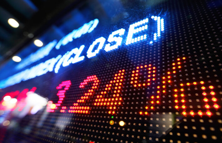 コインベース、上場初日は初値から14%下落──時価総額は一時、11兆円超