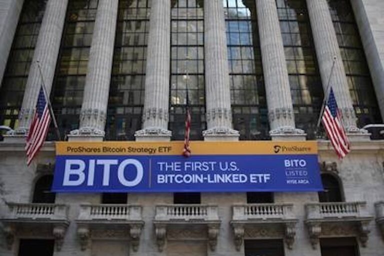 ビットコイン先物ETF、10億ドル超の好調な初日──ビットコインは史上最高値に向け上昇