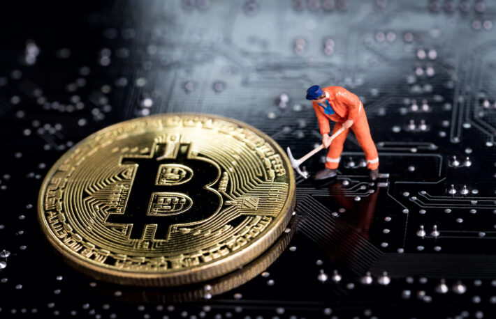 ビットコインを保有し続けるマイナー──5万5000ドル超えで株価も上昇