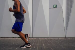 歩いてトークン稼ぐSTEPN、プレーに必要なNFTスニーカーが高騰──1足最低14万円