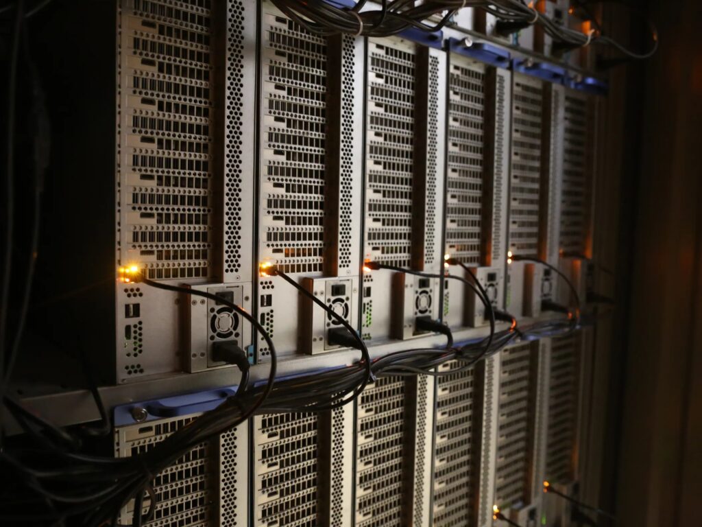インテル製ASIC搭載マシンを初配備：ハイブ・ブロックチェーン──大手2社の独占市場は変わるか