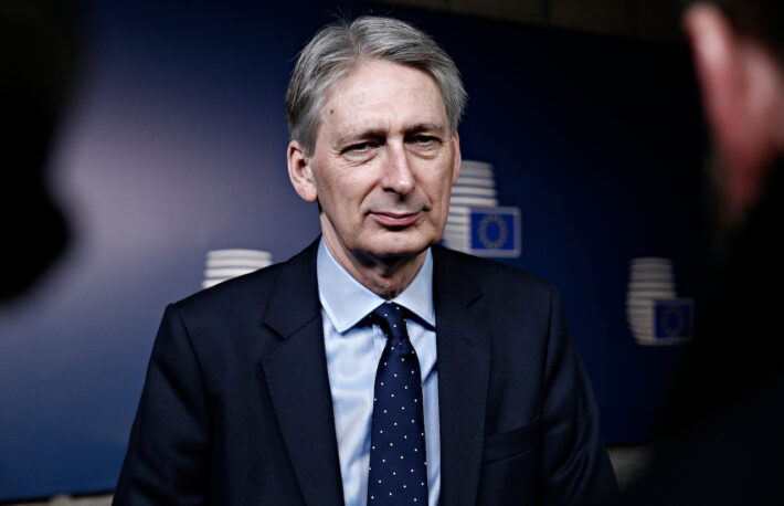 ハモンド元財務相、イギリスが暗号資産政策で遅れを取っていると指摘:報道