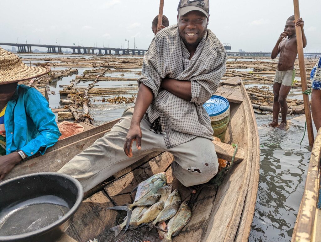 ナイジェリア・ラゴスのスラム地区で働く漁師