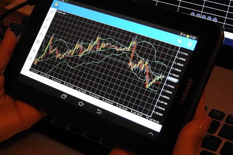 FTX売却懸念を消化し、主要トークンはわずかに回復──XRPとSOLが牽引