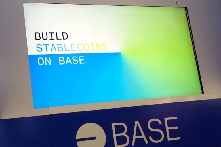 コインベースのBase、ミームコイン主導の熱狂でトランザクションが急増