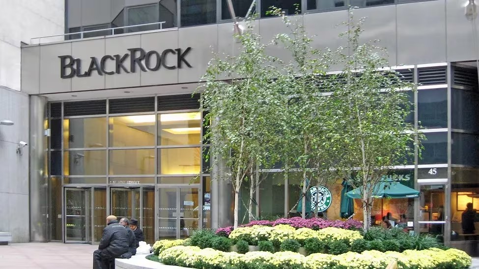SEC、ブラックロックとフィデリティのイーサリアムETF申請の決定を延期