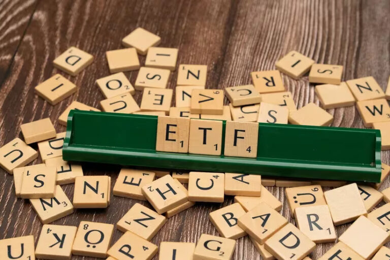 ビットコインETF、取引高100億ドルで過去最高を更新──ビットコイン価格は乱高下