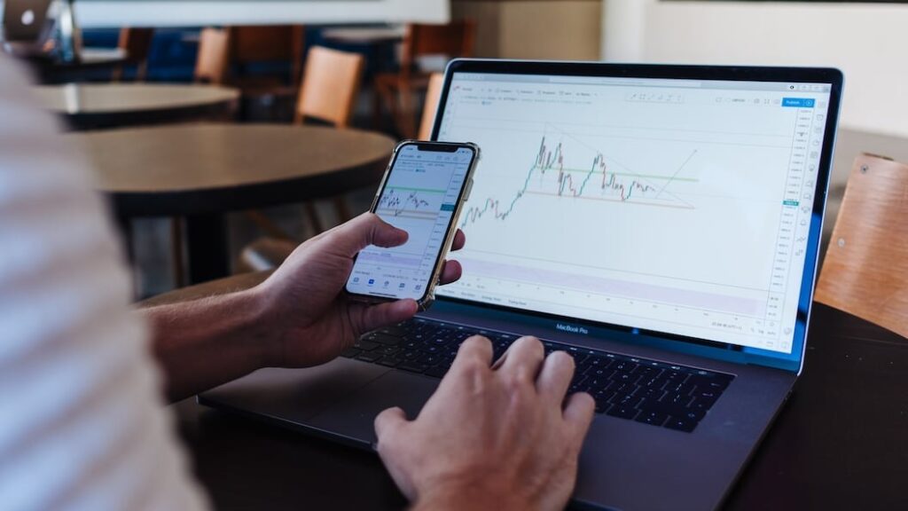 ビットコインETF、好調を牽引したのは個人投資家か