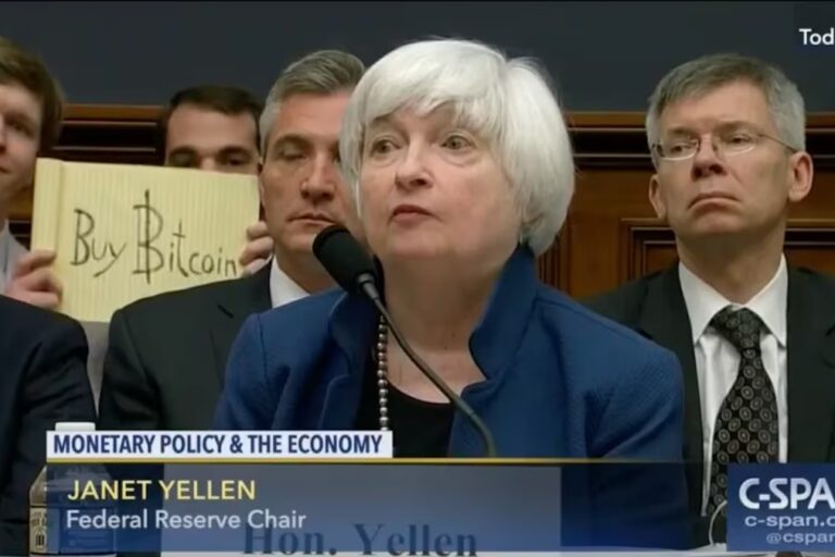 伝説の「Buy Bitcoin」サイン、オークションで約100万ドルで落札