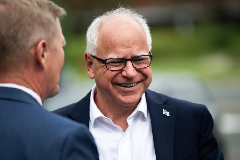 ハリス氏、副大統領候補にミネソタ州知事のワルツ氏を起用