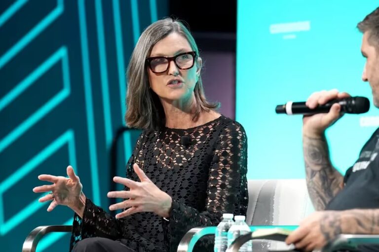 米アーク、市場低迷でコインベース株を1780万ドル、ロビンフッド株を1120万ドル分購入