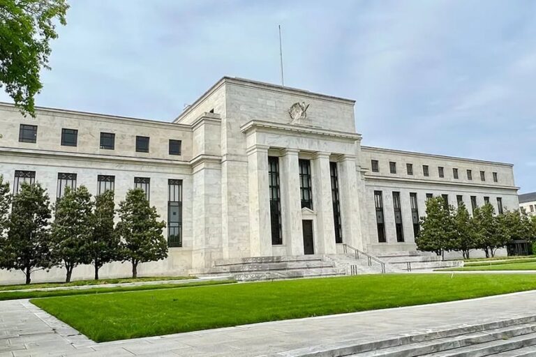 ビットコイン、5万8000ドル割れ──FRBの金利引き下げ幅予想も割れる