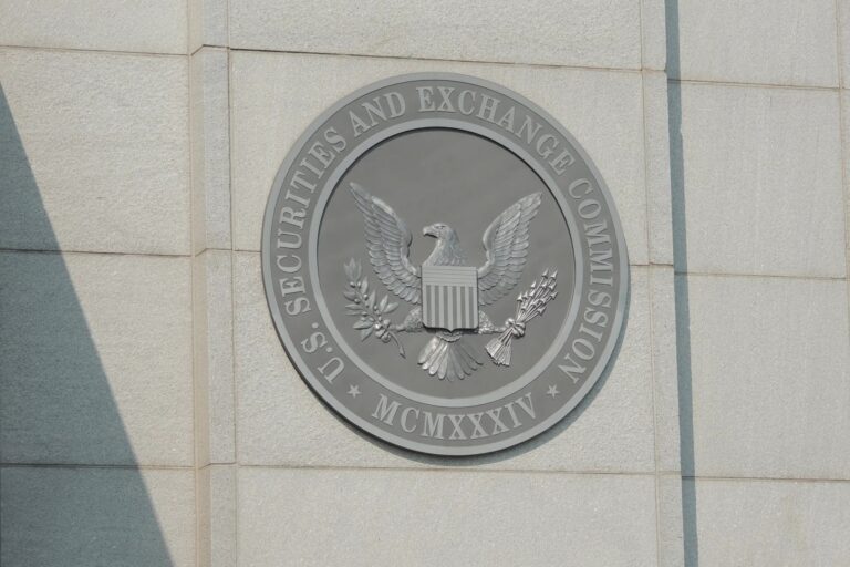FBI、「ビットコインETF承認」との偽ツイートに関与した容疑で男を逮捕