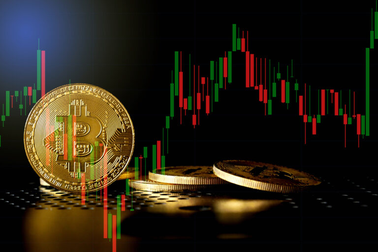 ビットコインETF、8000万ドルの流出──DOGE, XRPが主要コインの下落をリード
