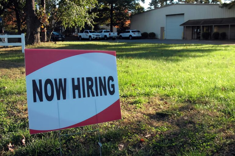 12月米雇用統計、予想16万人を大幅に上回る25万6000人の雇用増