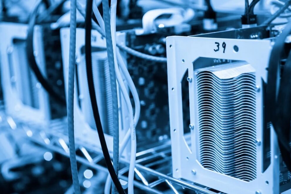 ビットコインが9万ドルを突破する中、ストラテジー、コインベース、マイナーなどの暗号資産銘柄が上昇