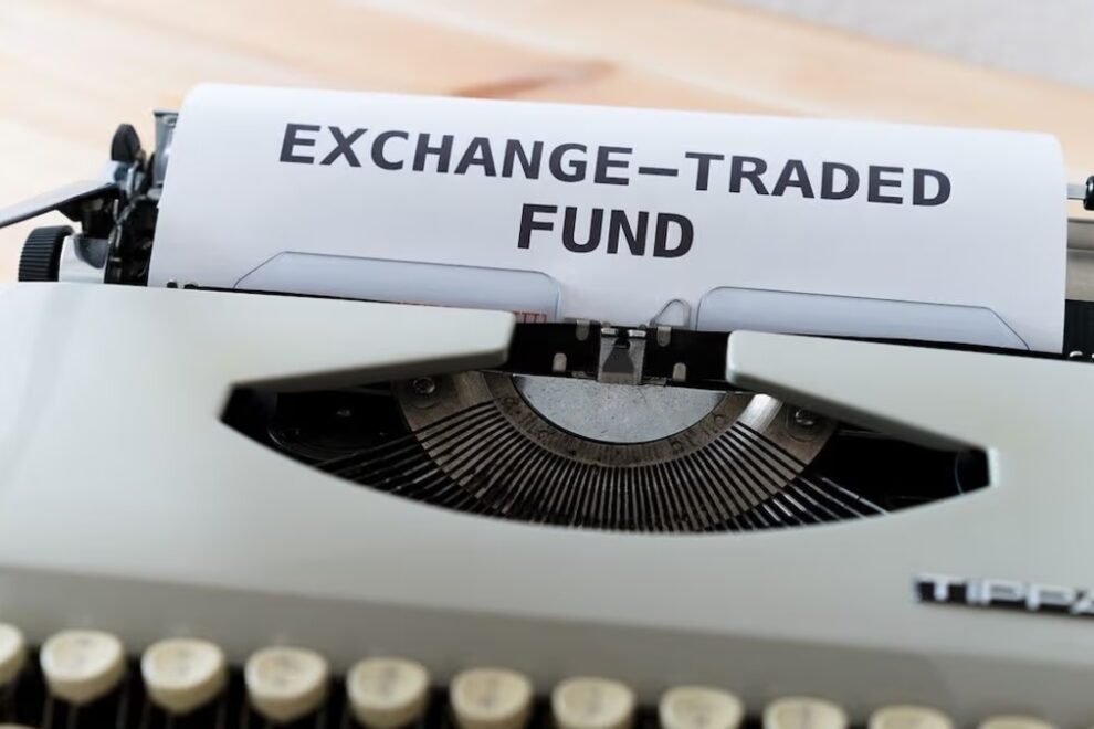 SEC、ドージコインおよびXRP ETFの判断を延期