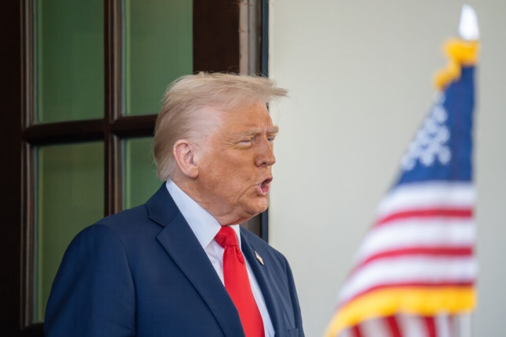 トランプ大統領のミームコイン「TRUMP」、3億2000万ドルのアンロックにもかかわらず上昇