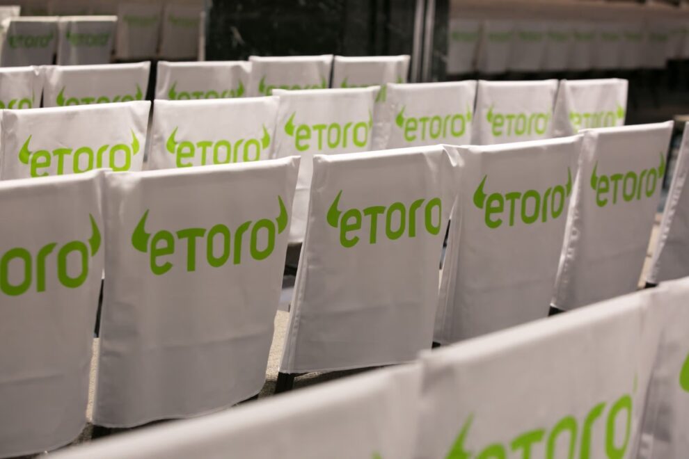 eToro、市場予想を大幅に上回る1株52ドルで上場