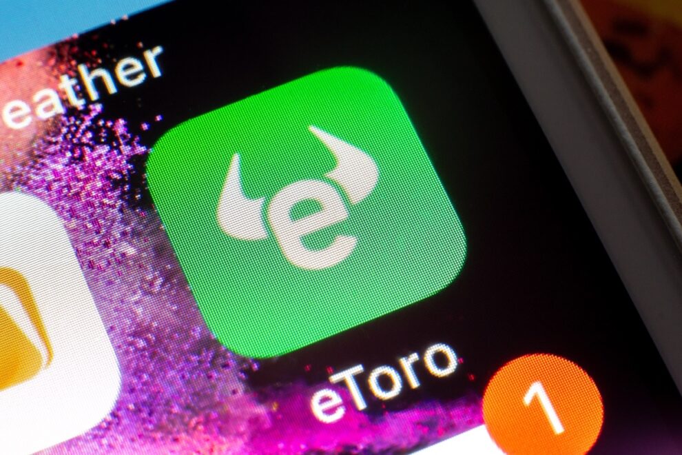 eToro株、取引開始初日に29%急騰