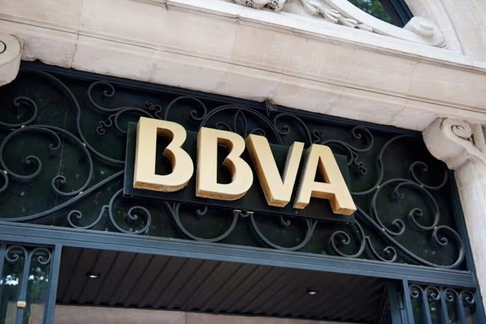 スペインの大手銀行BBVAは、ポートフォリオの最大7%を暗号資産に投資するよう助言している:ロイター