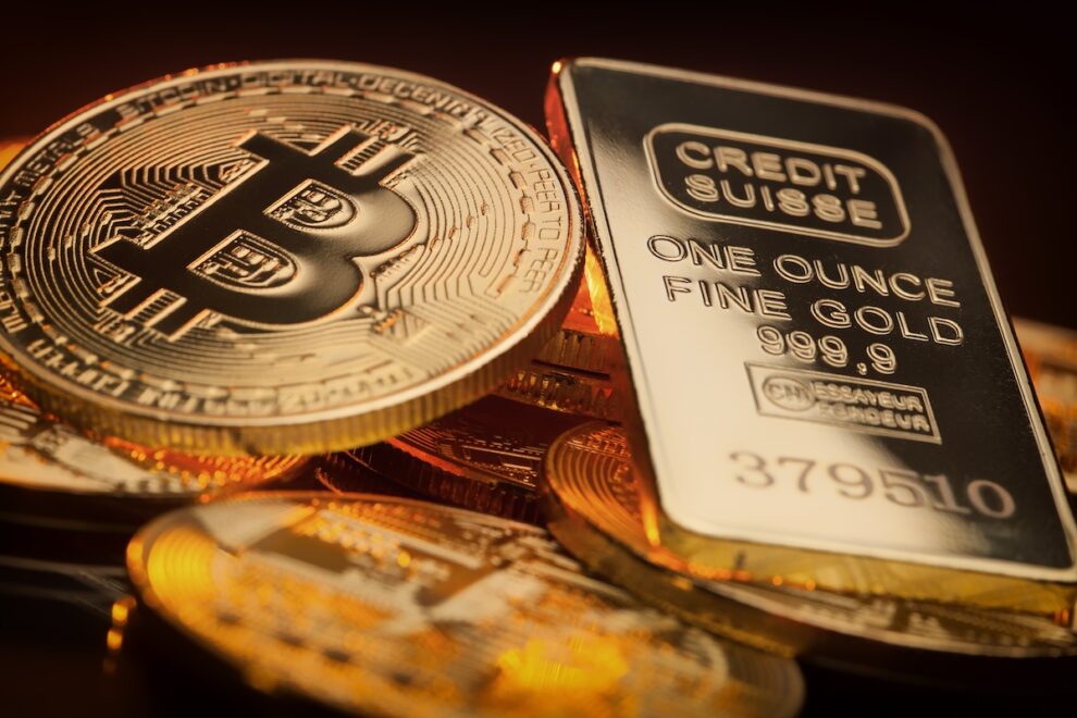 ビットコイン、金に対して3年ぶりの売られ過ぎ水準──10万ドル割れのリスク高まる